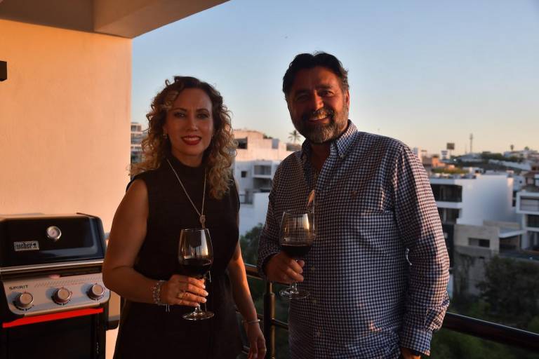 Disfrutan clientes de Impulsa Inmuebles de una velada con ‘Pan y Vino’