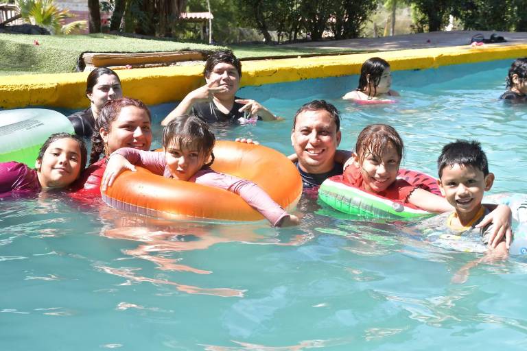 Disfrutan familias de últimos días vacacionales en Imala