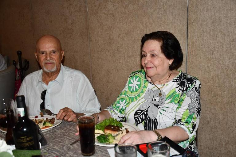 Disfrutan de ameno reencuentro la generación 1955 de la secundaria de la UAS