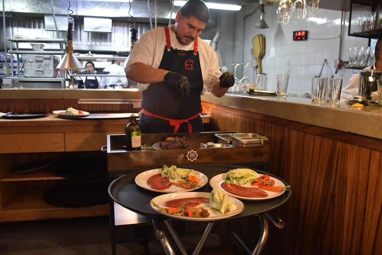 Disfrutan clientes y amigos de ‘La Dolce Villa’ con el chef Ignacio Osuna