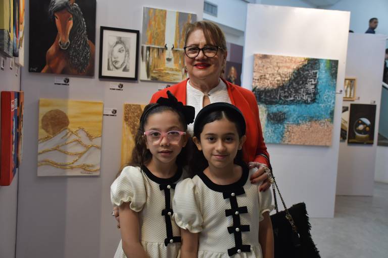 Exponen su arte en busca de la reconstrucción social