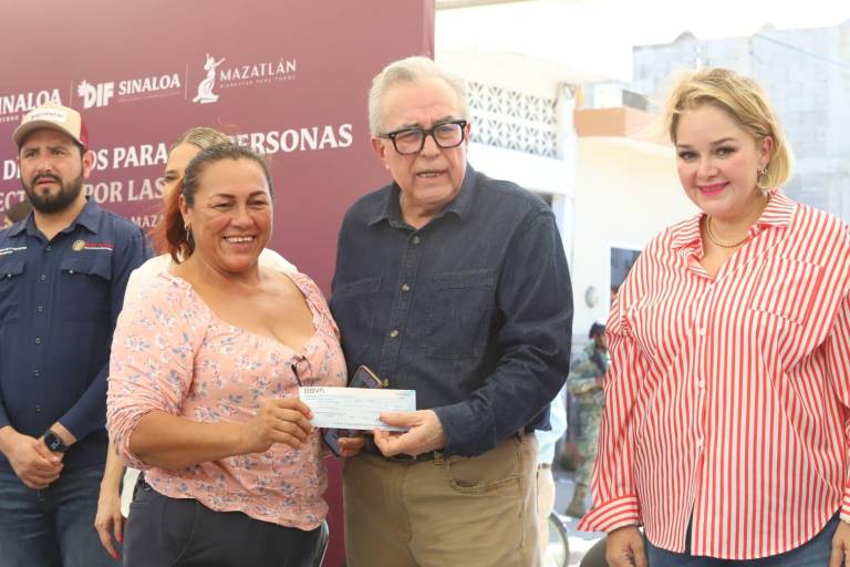 Reciben 179 familias mazatlecas afectadas por las lluvias apoyos económicos por parte del Gobierno Estatal