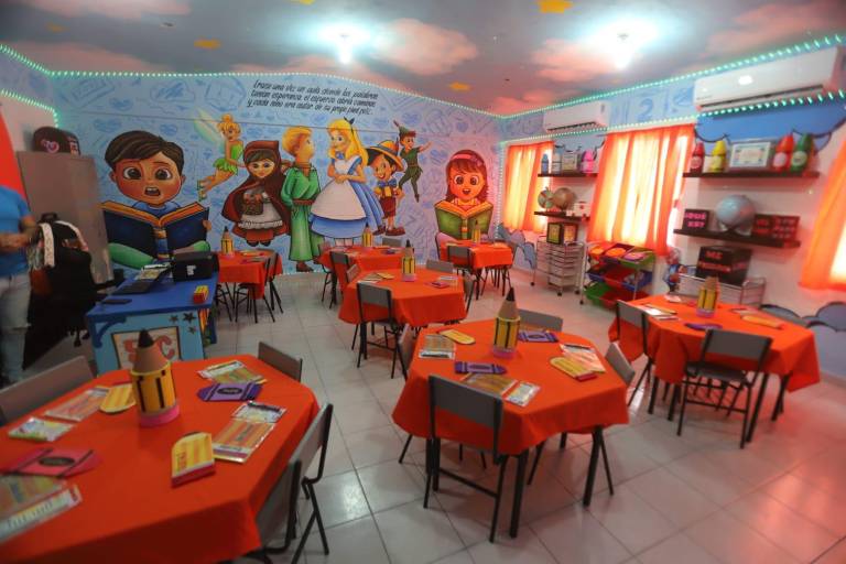 Entre colores, libros y sueños, el profesor Joel dará la bienvenida a clases a sus alumnos