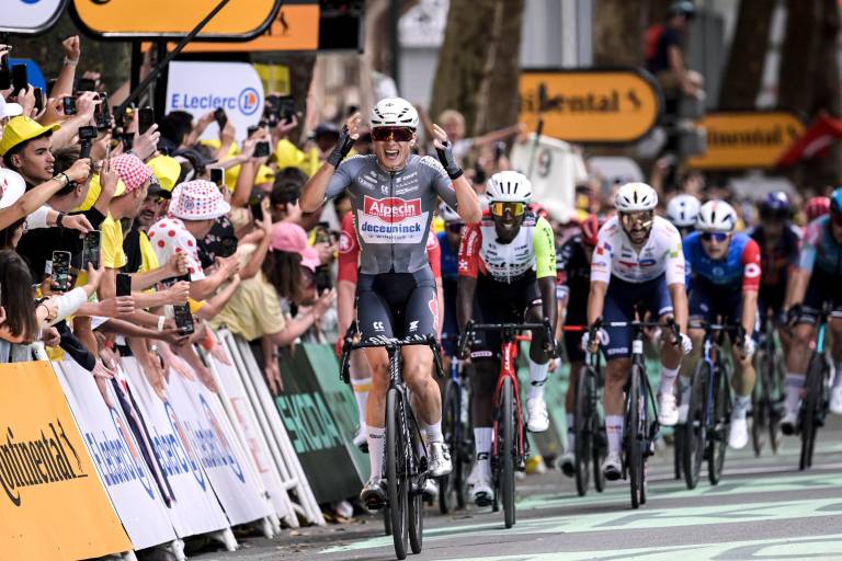 Jasper Philipsen se viste de amarillo tras una explosiva apertura del Tour de Francia 2025 en Lille