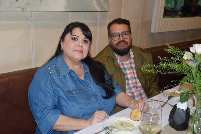 Disfrutan clientes y amigos de ‘La Dolce Villa’ con el chef Ignacio Osuna