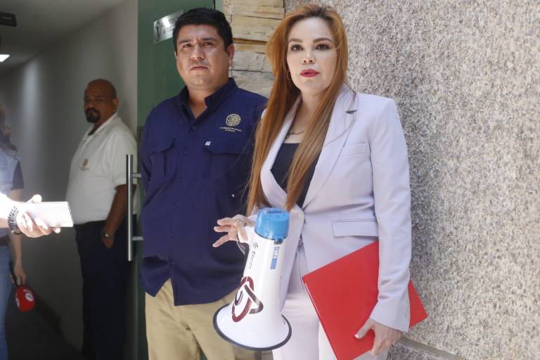 Diputada del PRI asiste a sesión del Congreso del Estado con megáfono... y le impiden ingresar