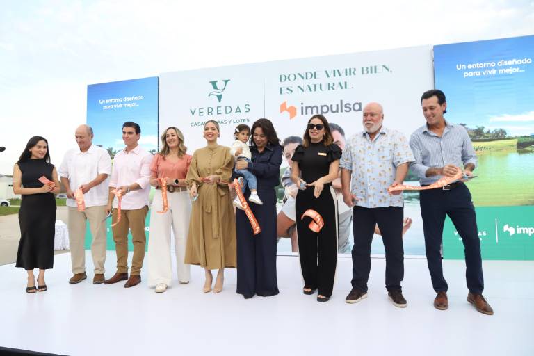 Directivos y autoridades al momento del corte del listón inaugural.