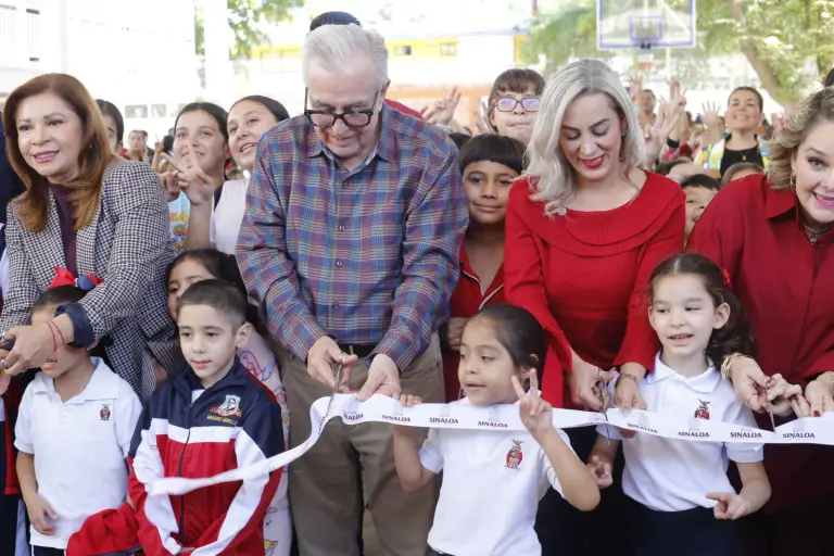 En Culiacán, autoridades de Sinaloa inauguran techumbre y barda en una primaria.