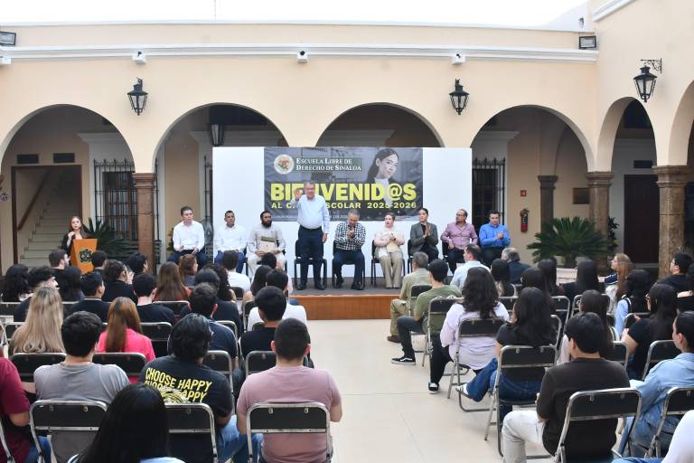 Dan estudiantes de la Escuela Libre de Derecho la bienvenida al nuevo ciclo escolar