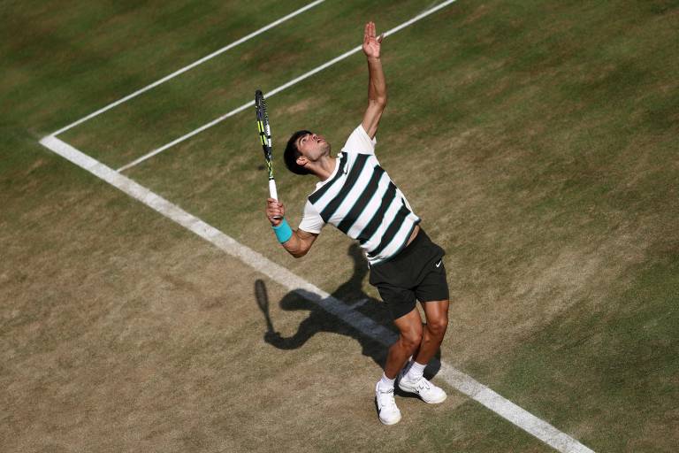 Carlos Alcaraz continúa fino con triunfo en Queen’s