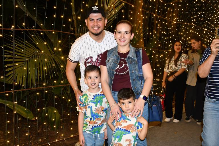 Disfrutan familias la Navidad rodeados de luz