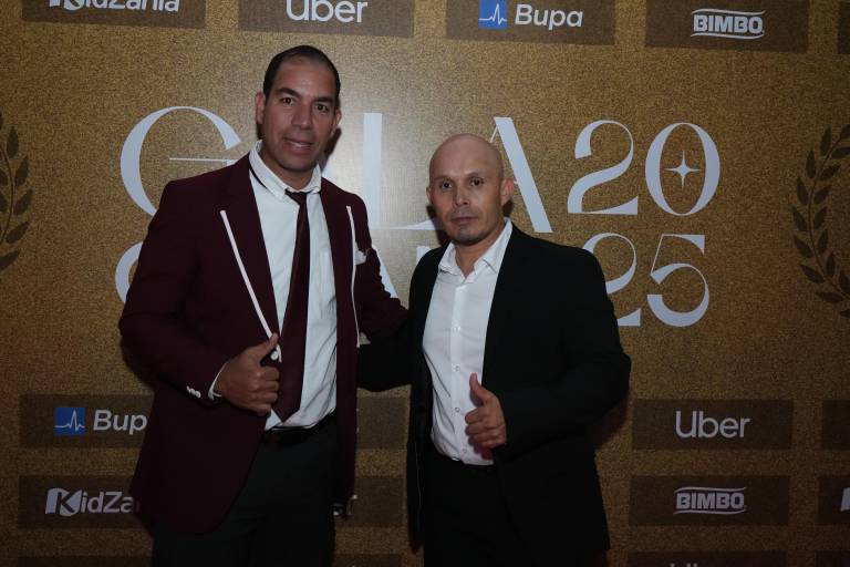 Los entrenadores Juan Castellanos y Francisco Javier Galarza recogen los premios.
