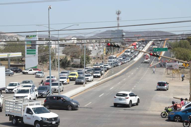 Inauguran puente vehicular en Mazatlán para agilizar circulación, pero se ‘atora’ en el cruce con Santa Rosa