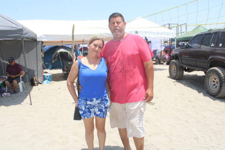 Desde hace 20 años, la familia García Luna cumple su cita de acampar en playa Caimanero