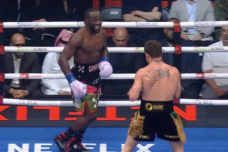 Canelo Álvarez buscaría revancha contra Terence Crawford en 2026