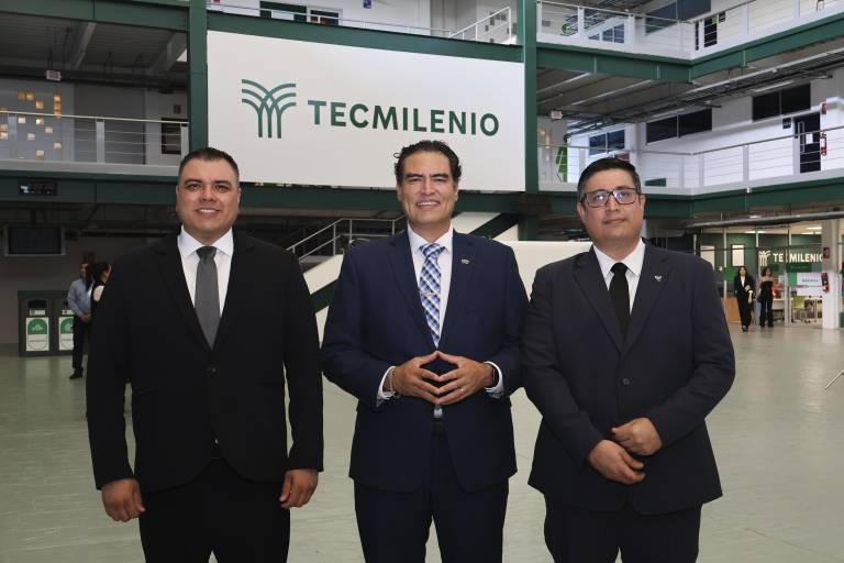 Realizan alumnos del Tecmilenio Culiacán la firma de títulos y grados académicos