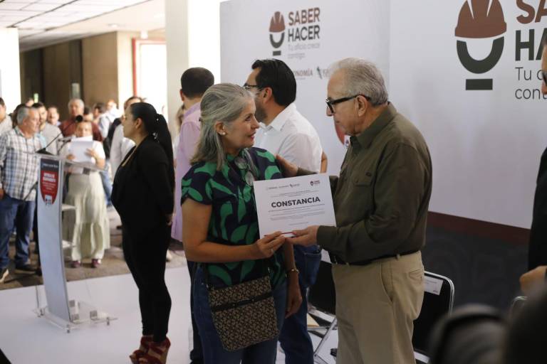Gobierno de Sinaloa entrega más de un millón de pesos en equipo para oficios en Culiacán