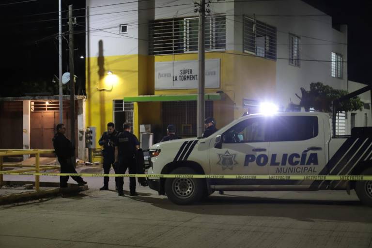 Lanzan artefacto explosivo contra expendio de cerveza e Mazatlán; hay un herido