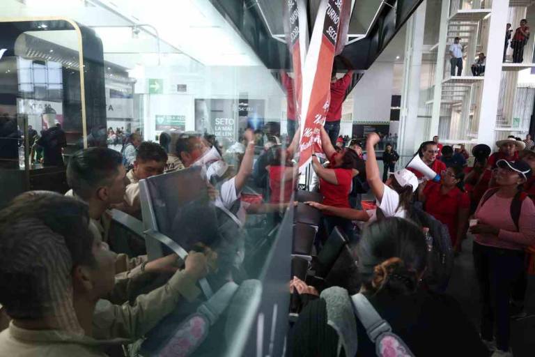 Protesta de la CNTE en el AICM deja vuelos demorados; maestros regresan al Zócalo