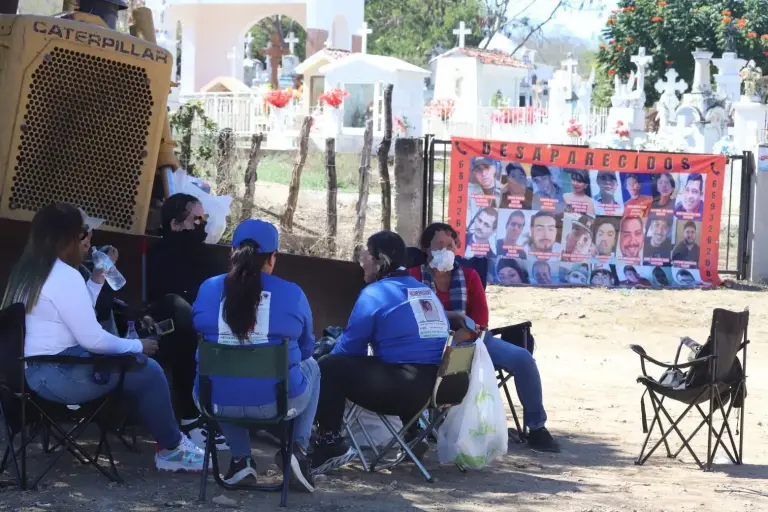 Buscar a un hijo en medio de la guerra: madres buscadoras de Sinaloa piden información de fosas clandestinas de Concordia
