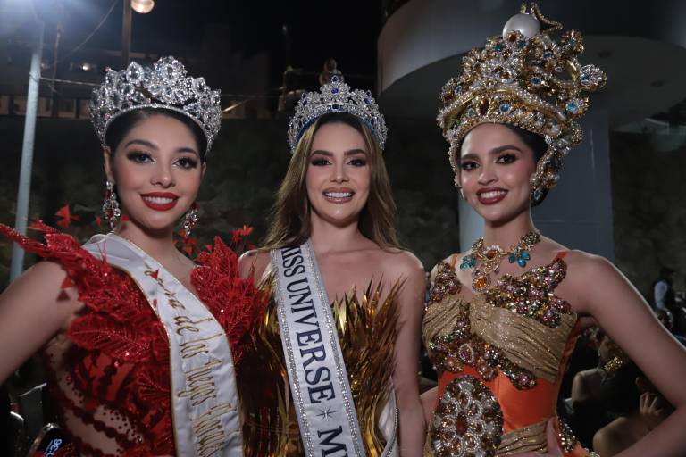 Gozan mazatlecos y visitantes del tradicional Combate Naval del Carnaval