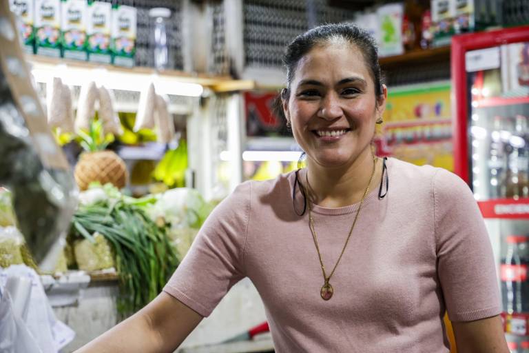 Desde un local de sushi hasta vendedora en el mercado: Teresita inculca el valor de la responsabilidad a sus hijos