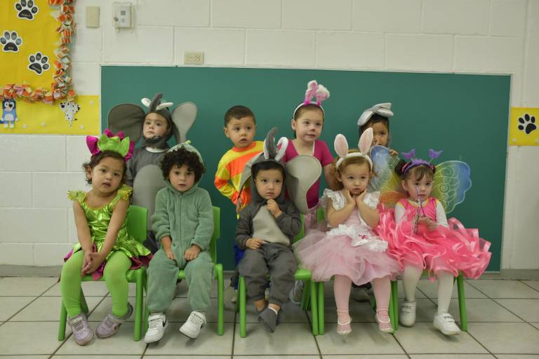 Con coloridos disfraces recibe Instituto Senda la primavera