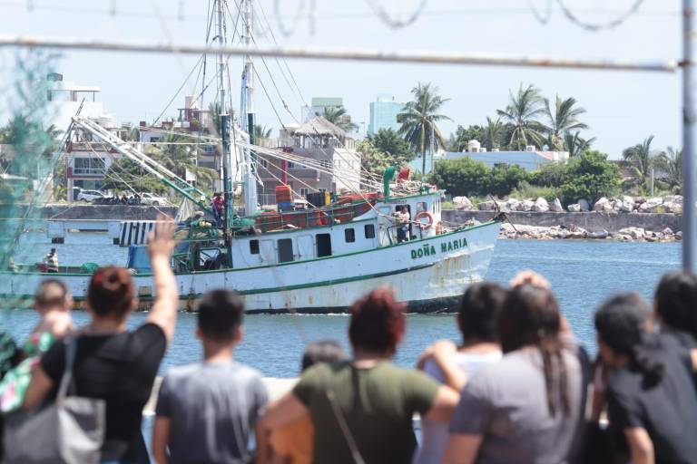 A horas del final de la veda, últimos barcos camaroneros salen vía lastre rumbo a altamar