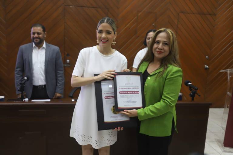 Recibe bióloga Lorena Patricia Páez Brito Medalla ‘Jornadas Heroicas 2025’ en Mazatlán