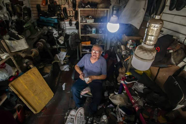 La vida de Juan González: 80 años de ver la vida como zapatero en Culiacán