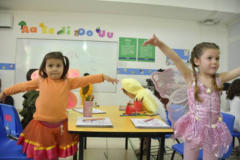 Con coloridos disfraces recibe Instituto Senda la primavera