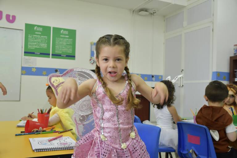 Con coloridos disfraces recibe Instituto Senda la primavera