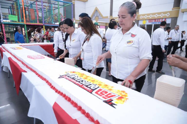 Casa Ley celebra su aniversario número 71 compartiendo pastel con la comunidad en Mazatlán