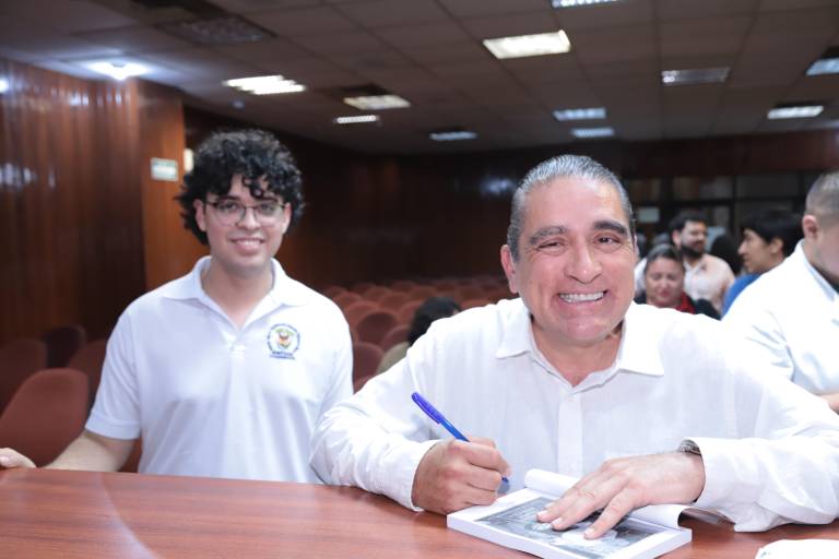 Jóvenes escuchan los consejos del chef Gilberto del Toro