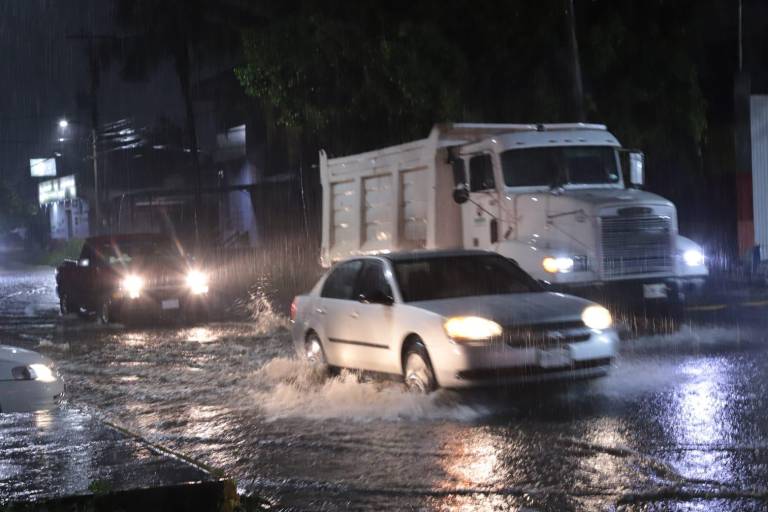 Cae fuerte lluvia, acompañada de rachas de viento, en Mazatlán