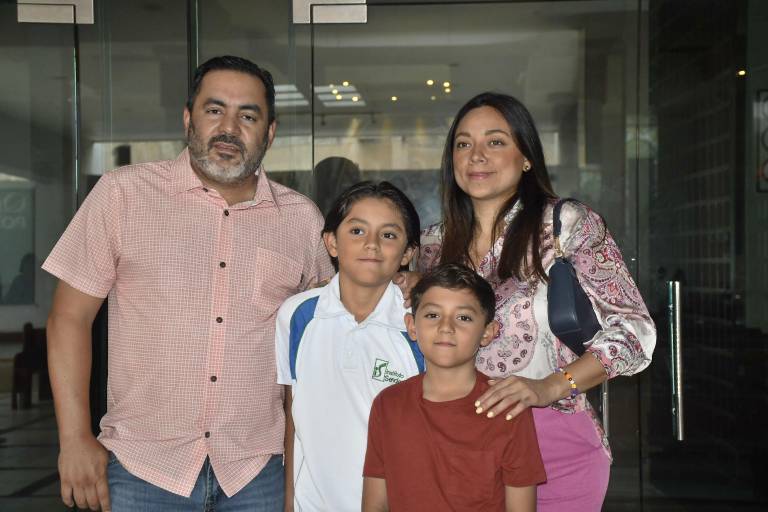 Agradecen a Dios, alumnos del Instituto Senda por culminar una etapa de su educación