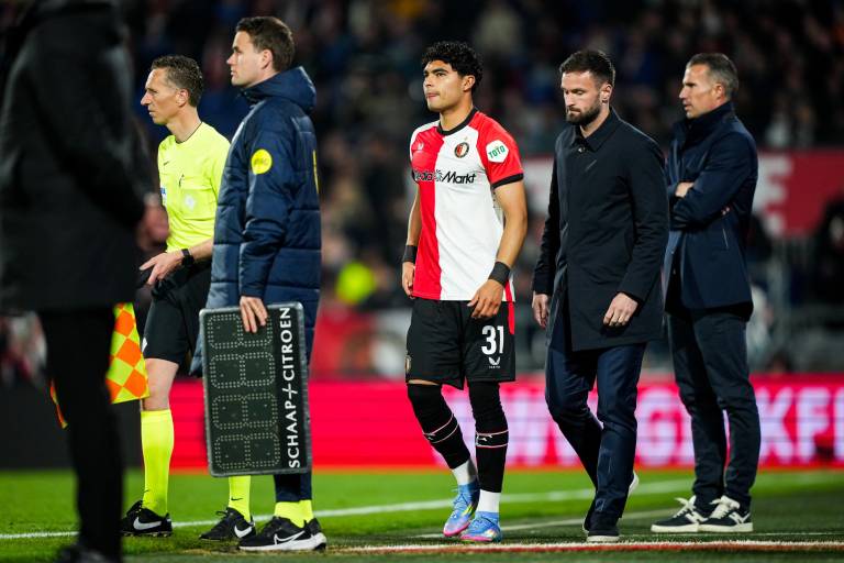 Con presencia de Stephano Carrillo, Feyenoord aplasta al Zwolle y mantiene vivo el sueño de la Champions