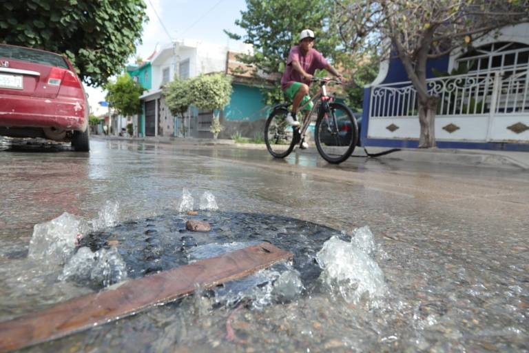 Vecinos de la 20 de Noviembre viven entre aguas negras desde hace tres días