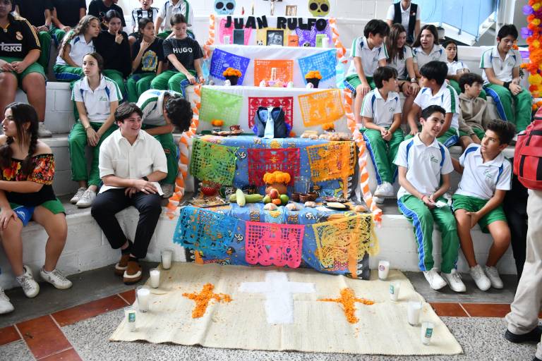 Dedican alumnos del Instituto Senda altares a ilustres escritores mexicanos