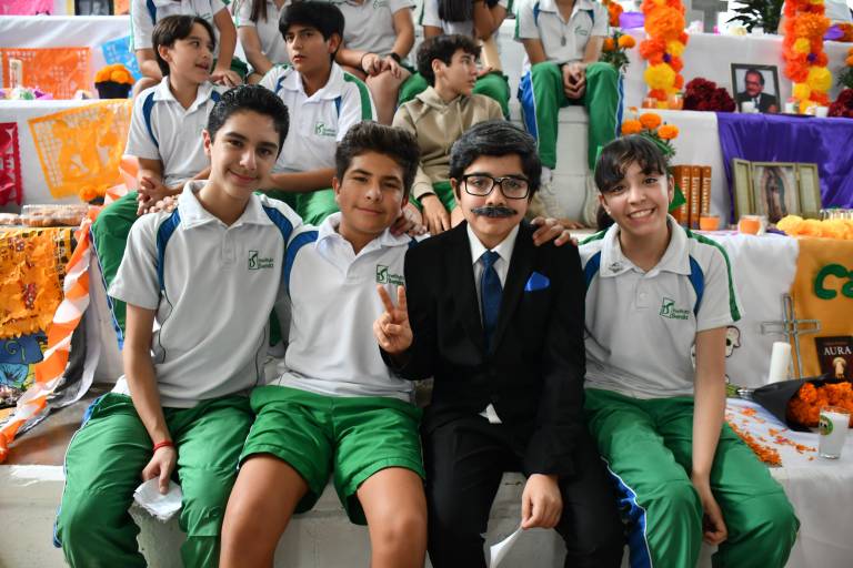 Dedican alumnos del Instituto Senda altares a ilustres escritores mexicanos