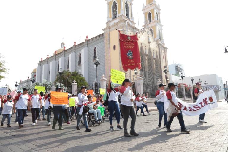 Realizan sindicalizados del Ayuntamiento marcha por el Día del Trabajo; exigen atención a la salud y medicamentos