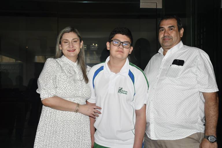 Agradecen a Dios, alumnos del Instituto Senda por culminar una etapa de su educación