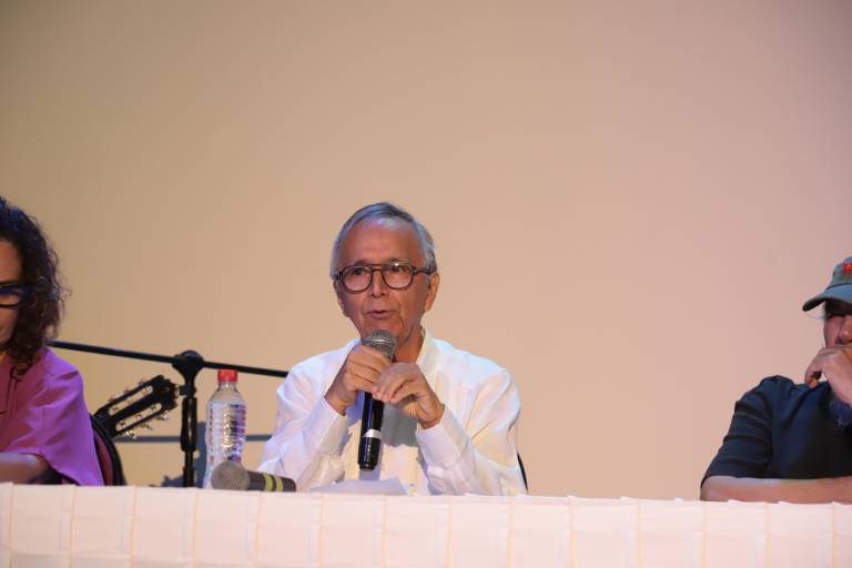 Emotiva velada literaria en la presentación del nuevo libro de Arturo Santamaría