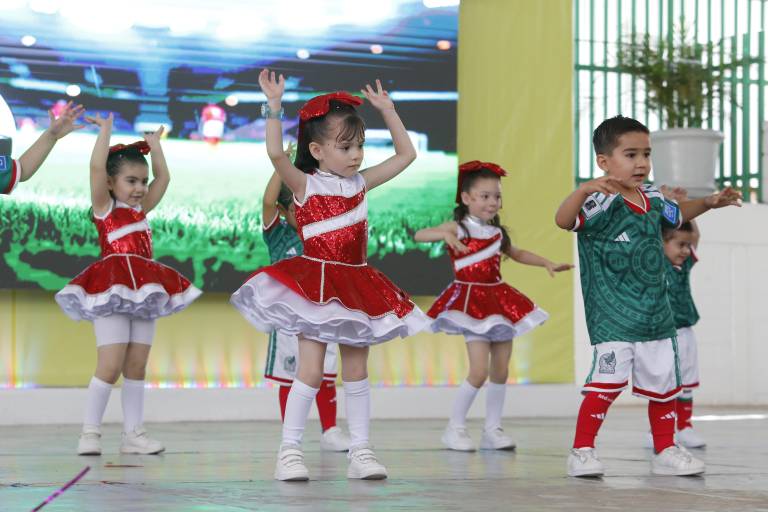 Disfrutan alumnos y padres de familia de su Festival de Primavera Senda’s Throwback