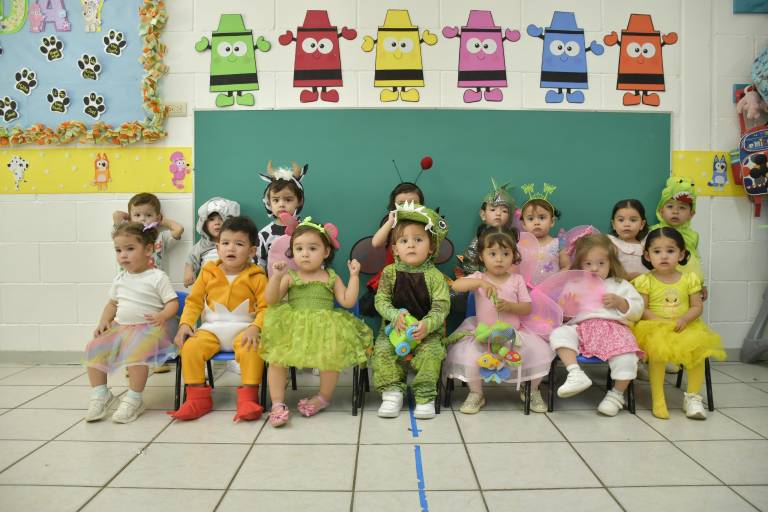 Con coloridos disfraces recibe Instituto Senda la primavera