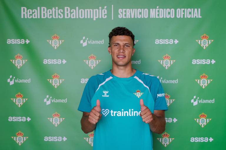 Deossa deja a Rayados para irse al Betis, que lo presenta al estilo Coldplay