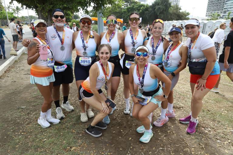 Corredores disfrutando del amanecer en el malecón durante el Maratón Pacífico 2025.
