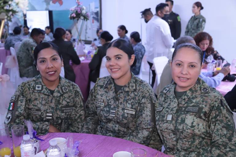 Reciben mujeres integrantes de las Fuerzas Armadas de Mazatlán reconocimientos