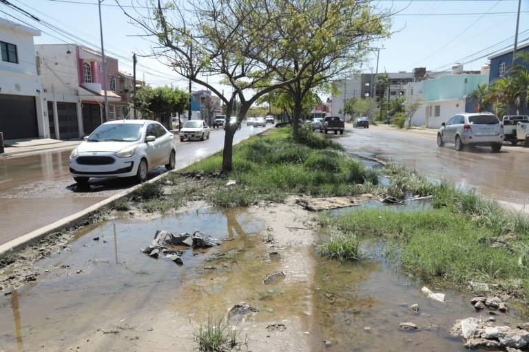 Fugas de drenaje inundan tramo de la avenida Santa Rosa, en Mazatlán
