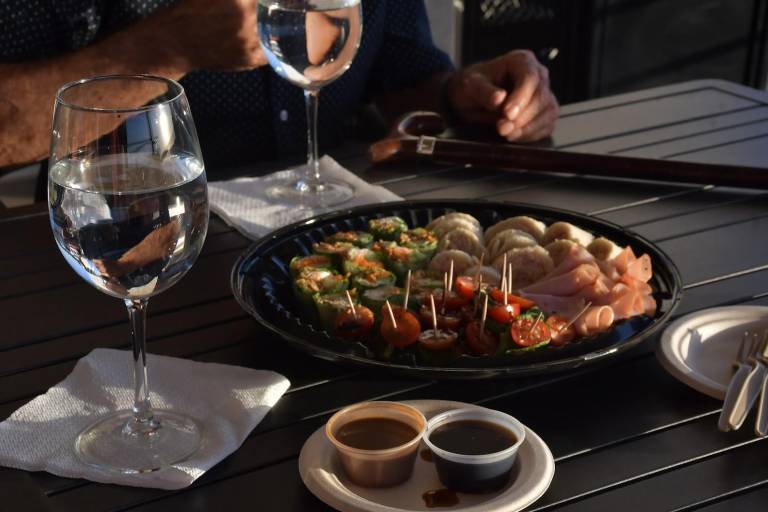 Disfrutan clientes de Impulsa Inmuebles de una velada con ‘Pan y Vino’